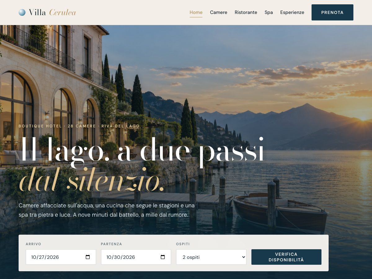 Anteprima del concept Villa Cerulea: sito per boutique hotel sul lago in blu e ottone con una facciata di pietra sull'acqua.